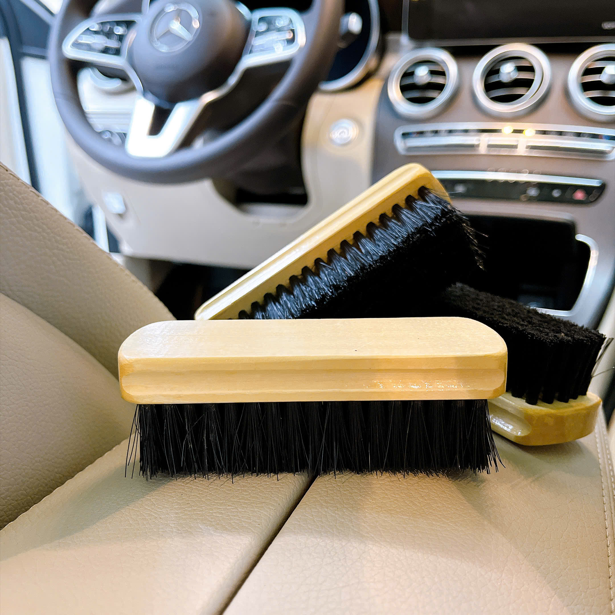 Ban-chai-ve-sinh-ghe-da-Leather-brush-new-1