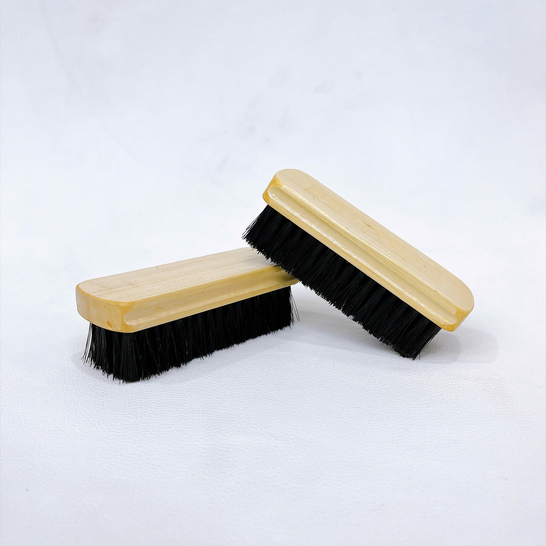 Ban-chai-ve-sinh-ghe-da-Leather-brush-new-2