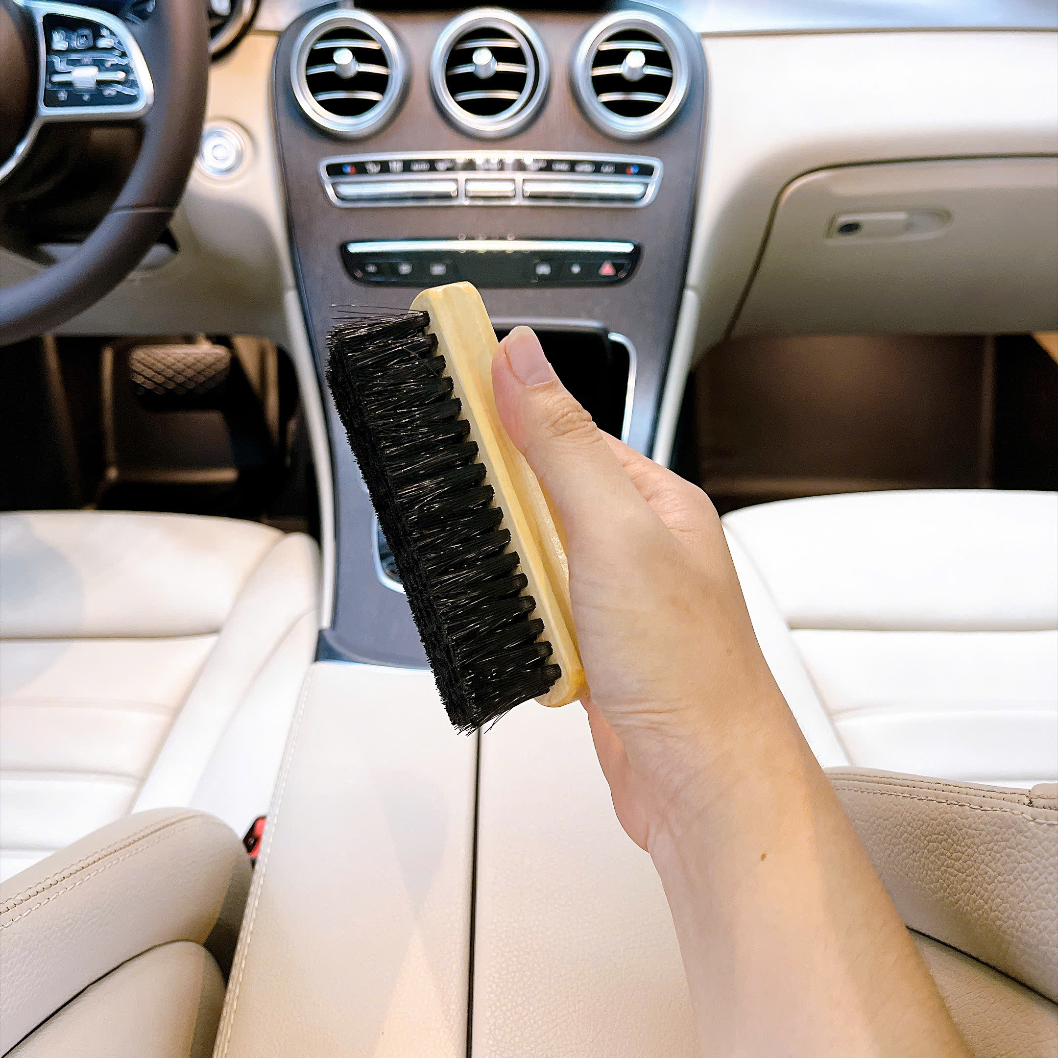 Ban-chai-ve-sinh-ghe-da-Leather-brush-new-3