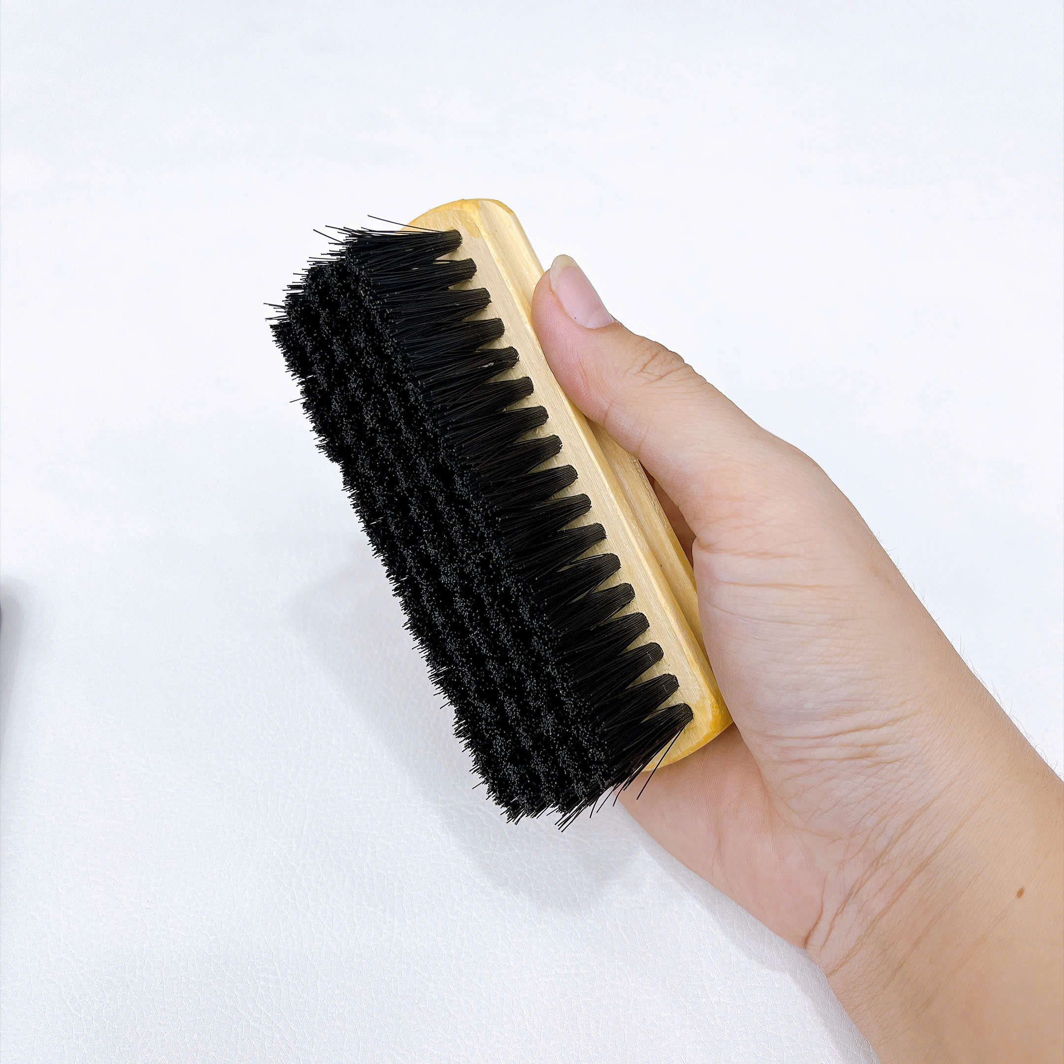 Ban-chai-ve-sinh-ghe-da-Leather-brush-new-4