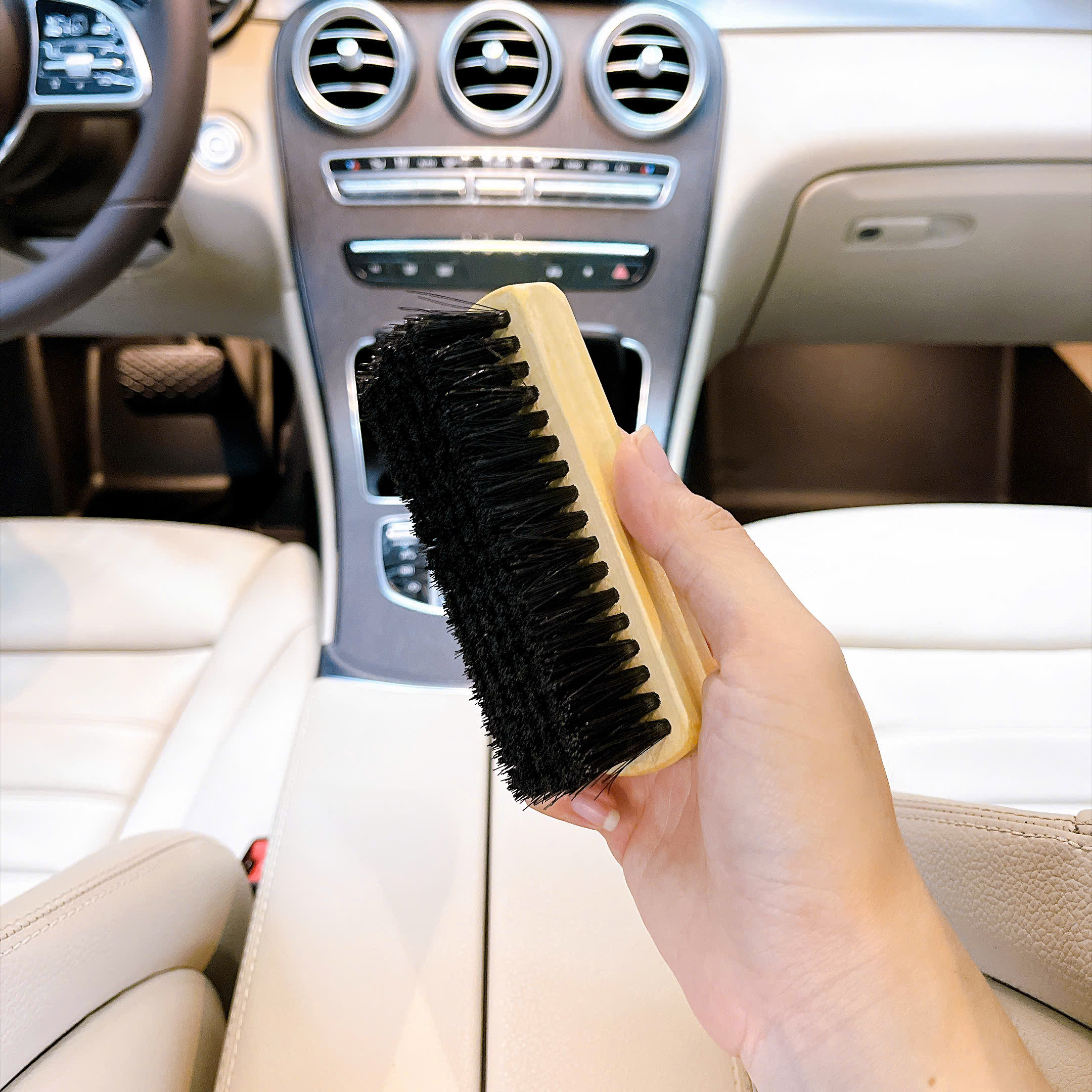 Ban-chai-ve-sinh-ghe-da-Leather-brush-new-5