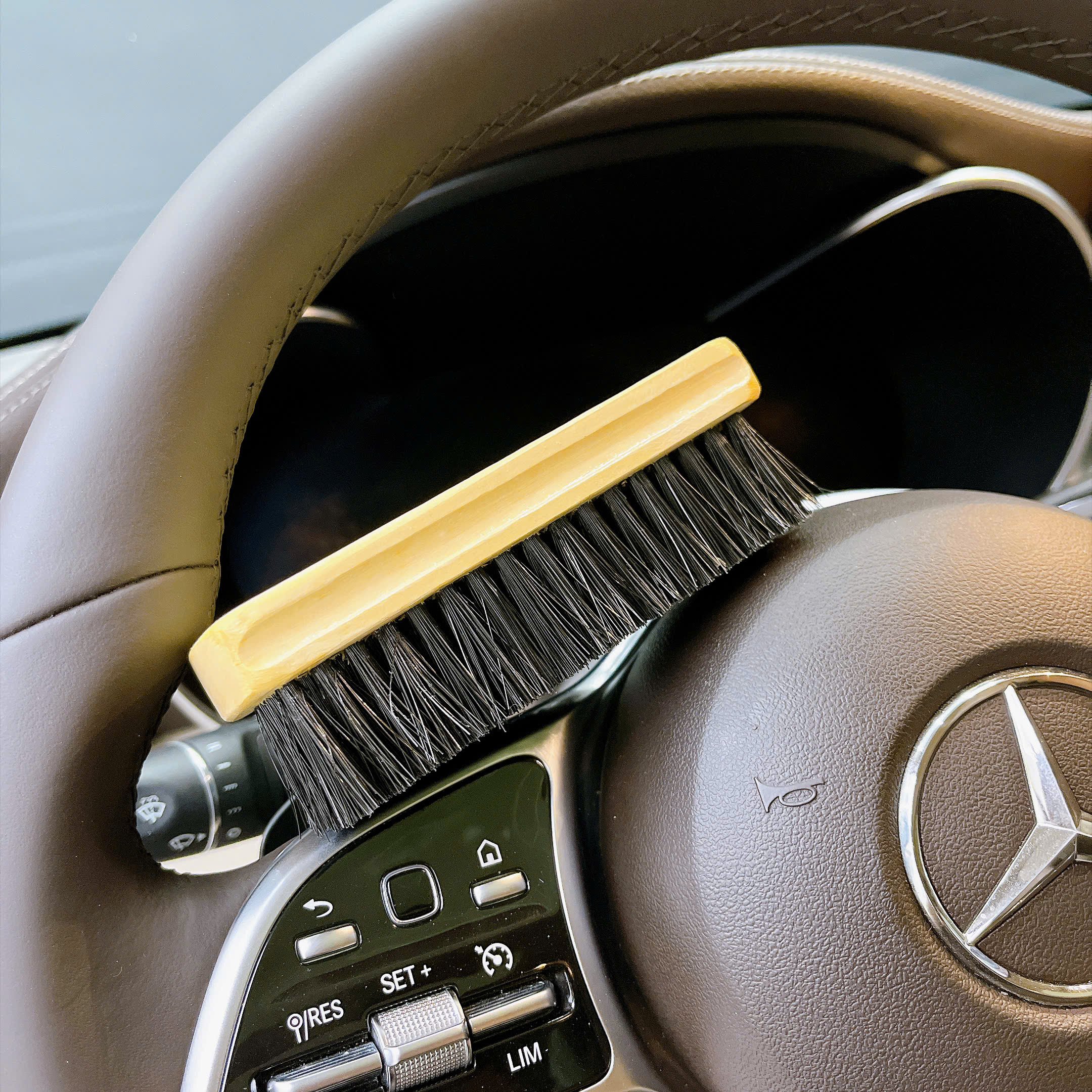 Ban-chai-ve-sinh-ghe-da-Leather-brush-new-6