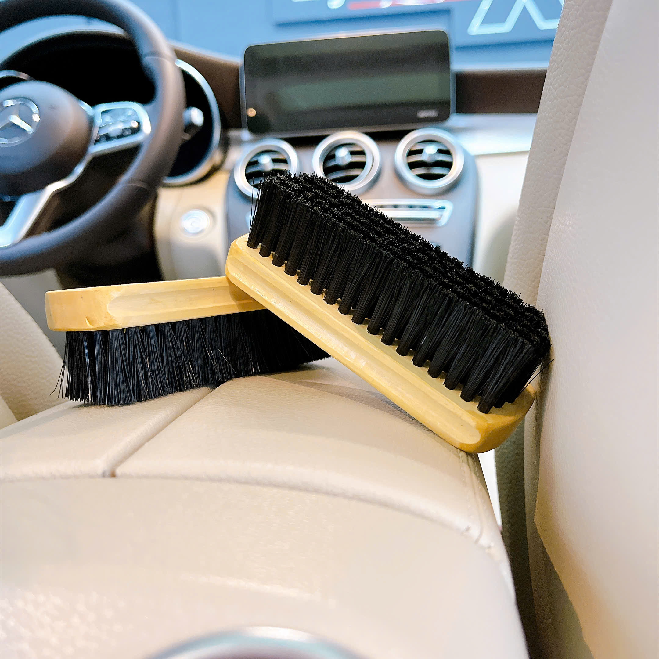 Ban-chai-ve-sinh-ghe-da-Leather-brush-new-7